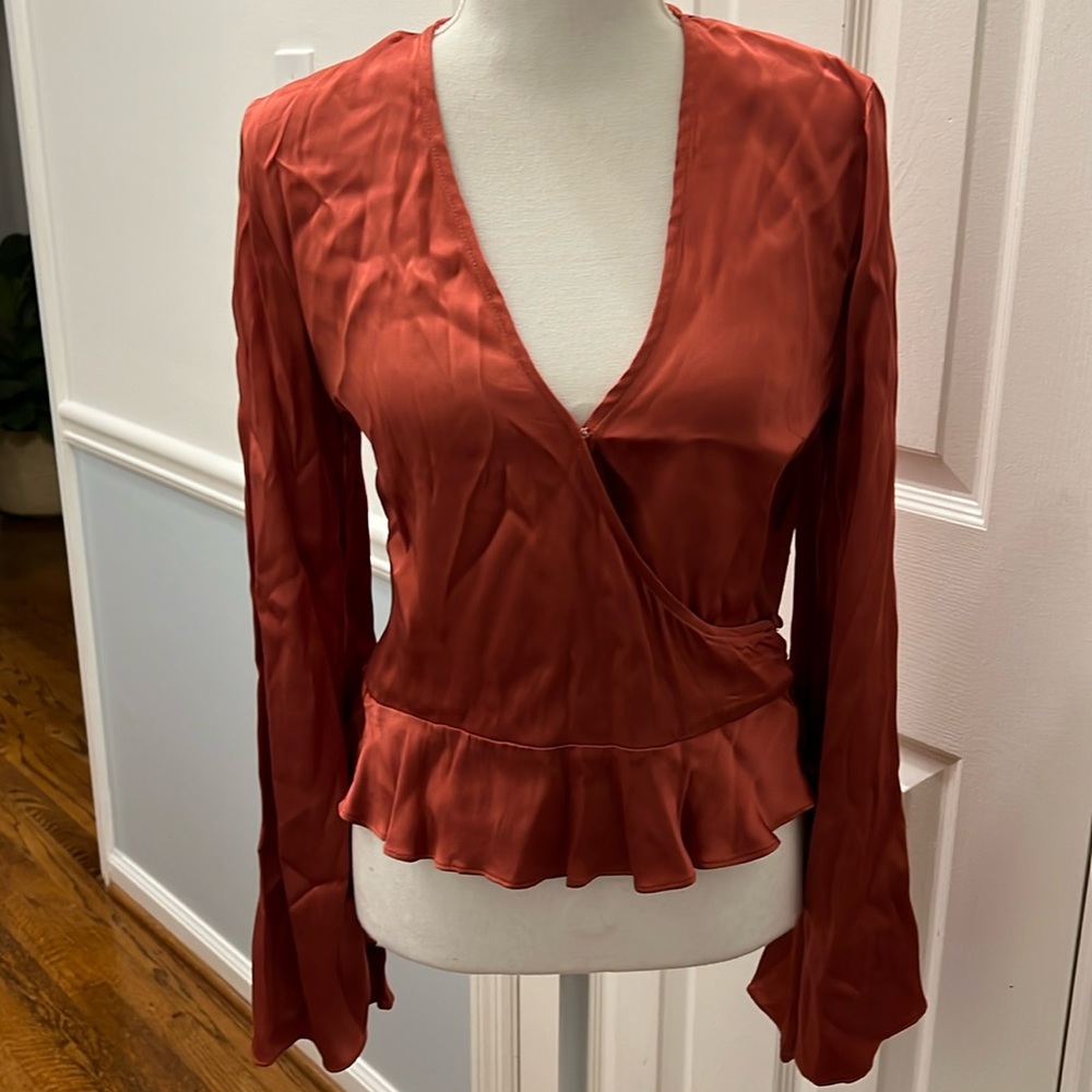 FLARE SLEEVES WITH RUFFLE DETAILS AND BUTTON SIDES AND FRONT CLOSURE - SMALL
